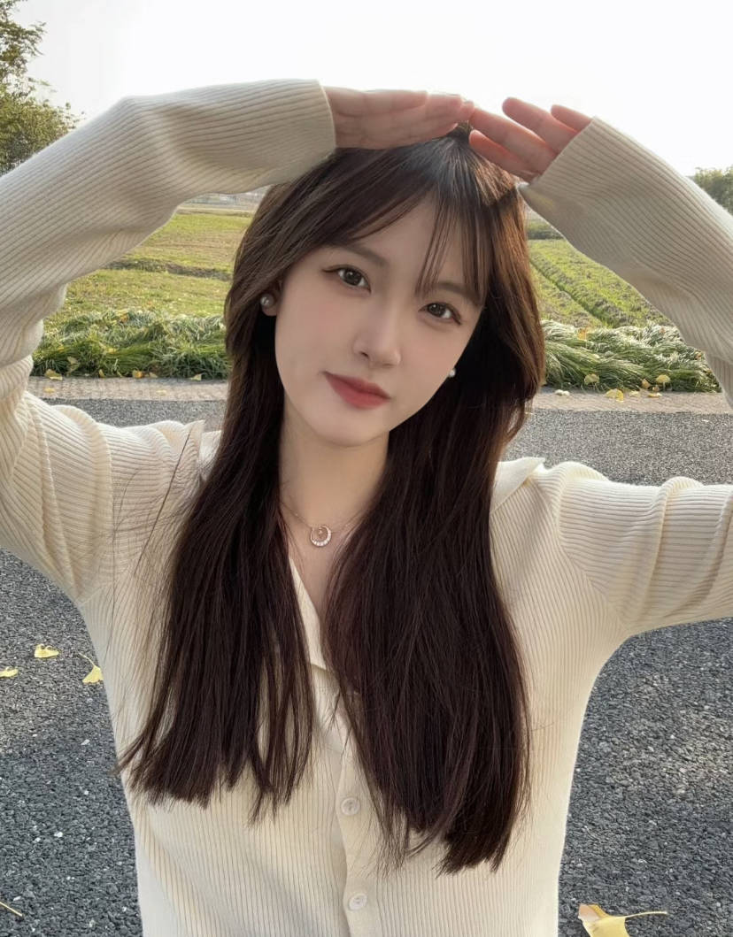 长相清甜的嫩妹