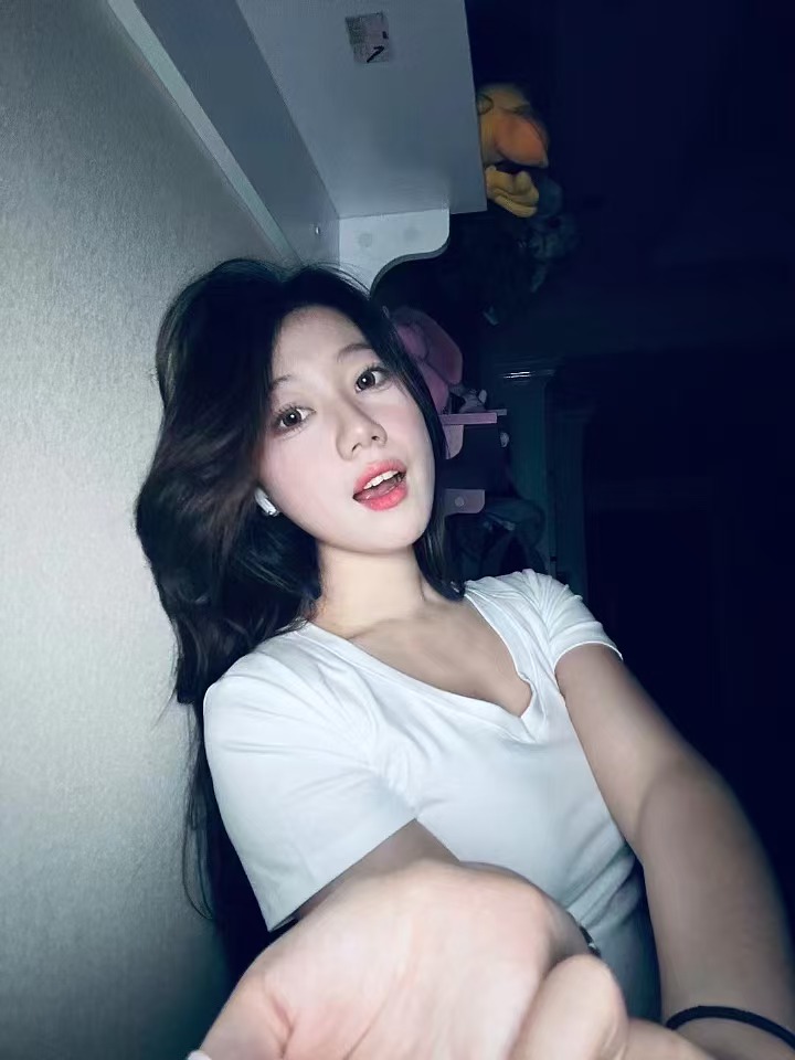 气质型美女，大长腿很诱人