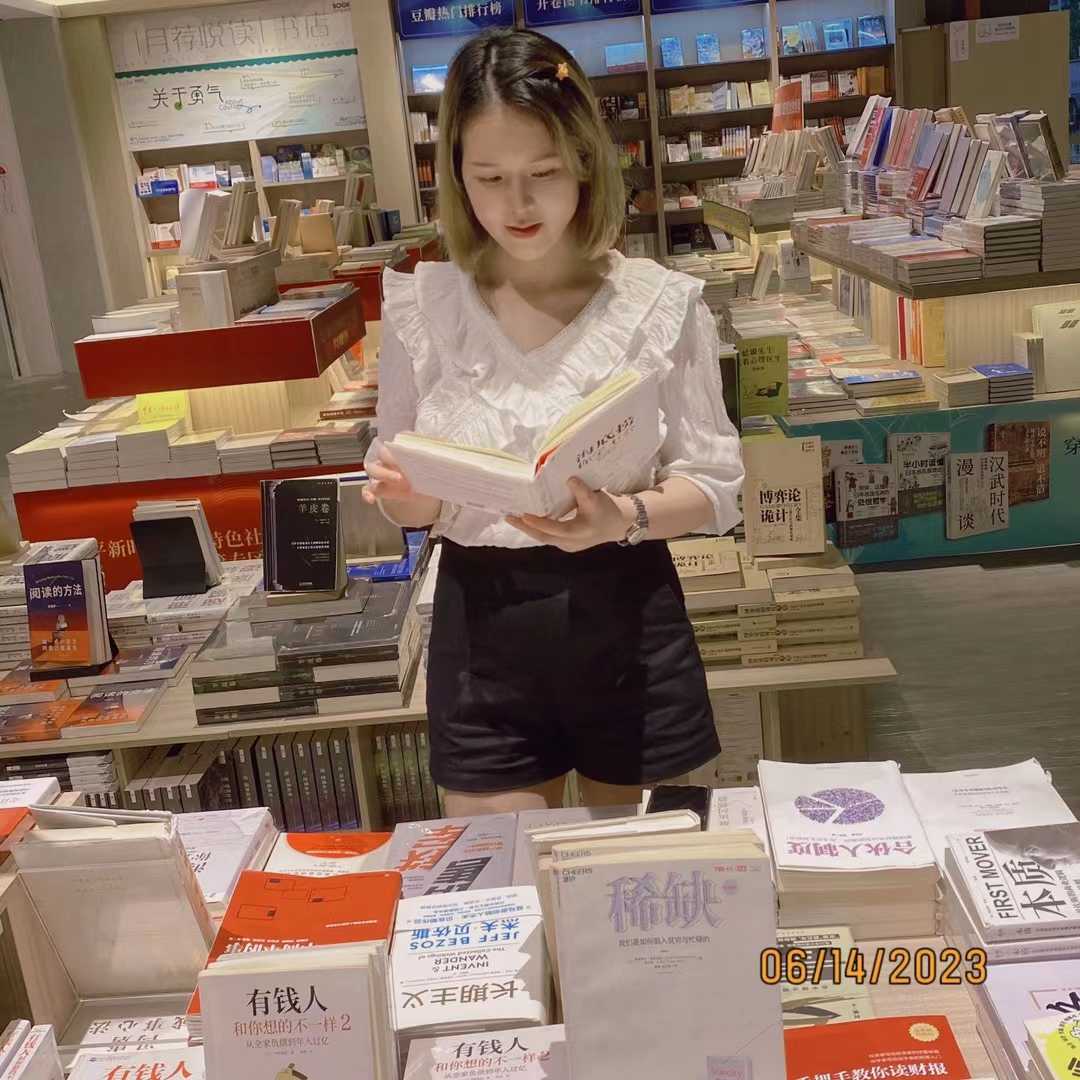 龙华约的短发女生