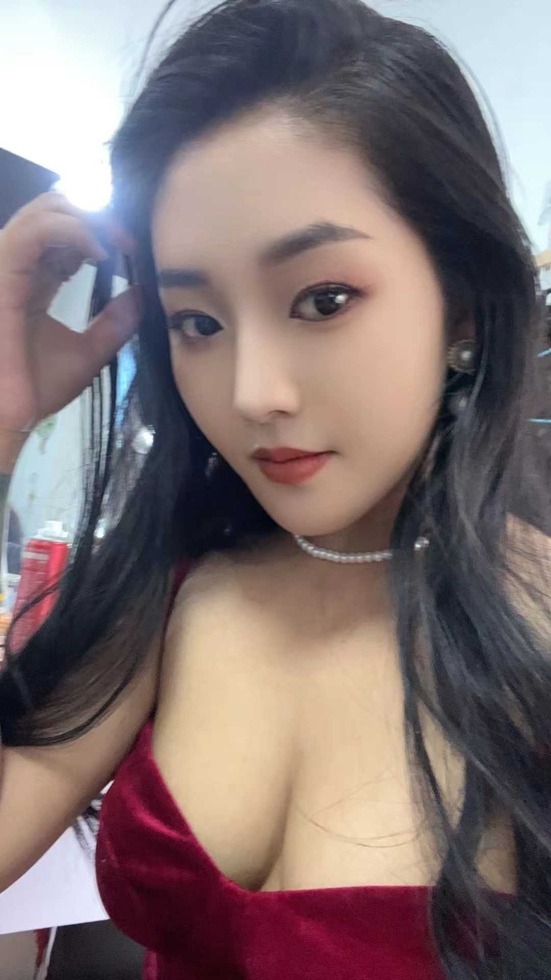 成华区丰满白嫩甜妹依依