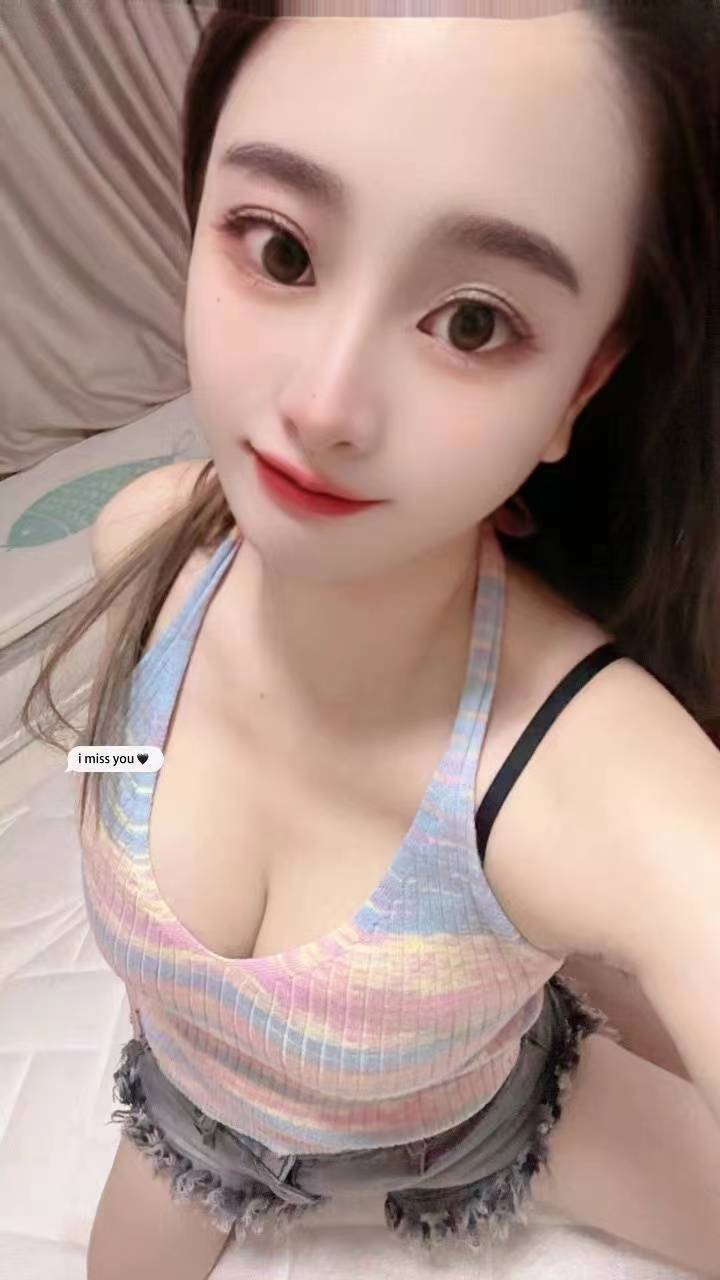 白云大胸嫩妹格格