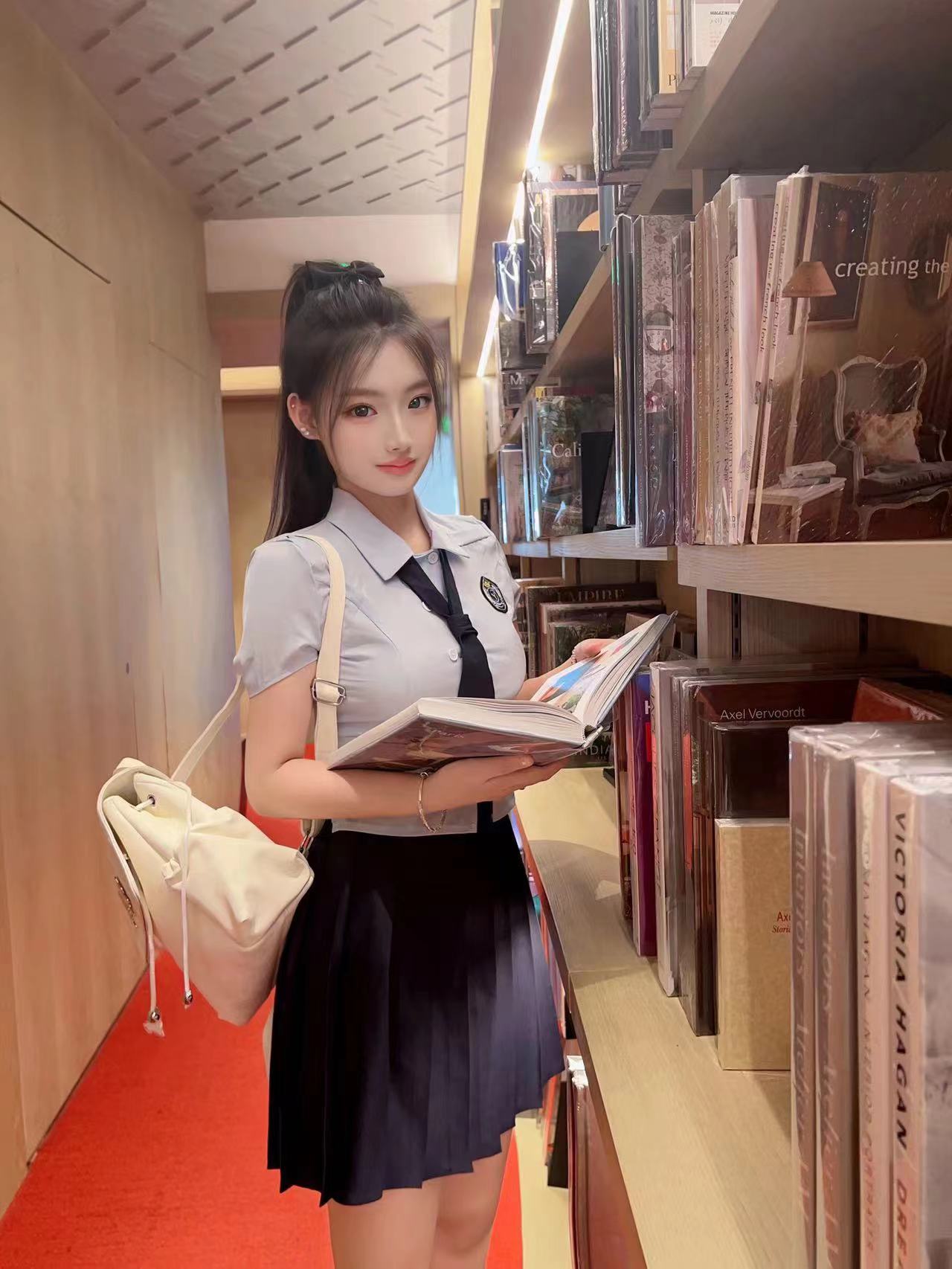 活泼可爱的小姐姐  在校大学生