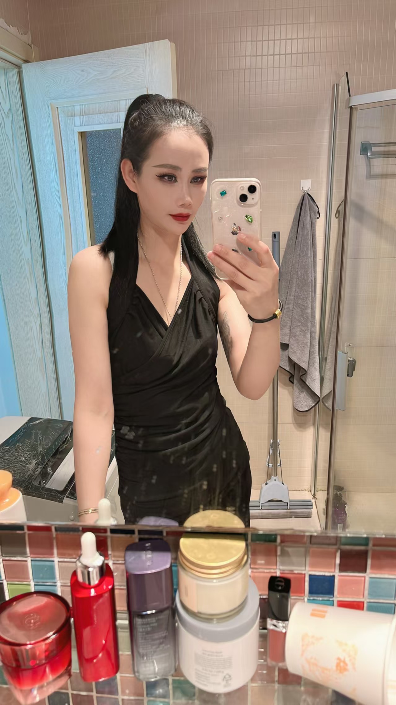 车模身材小姐姐芊芊