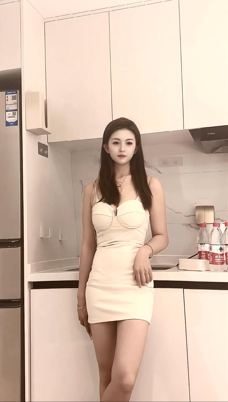 极品陆小雨兼职车模