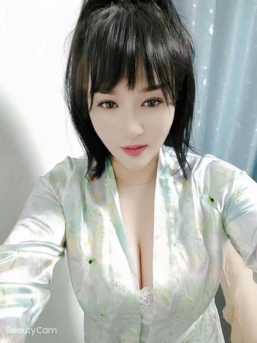 白云魅惑大奶少妇芳芳