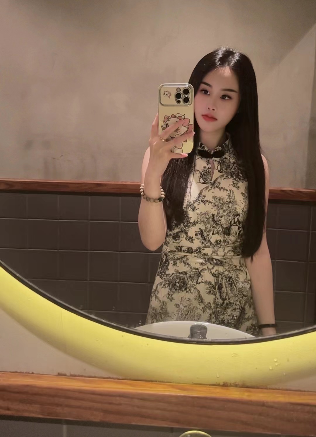 在美甲店工作的小妹