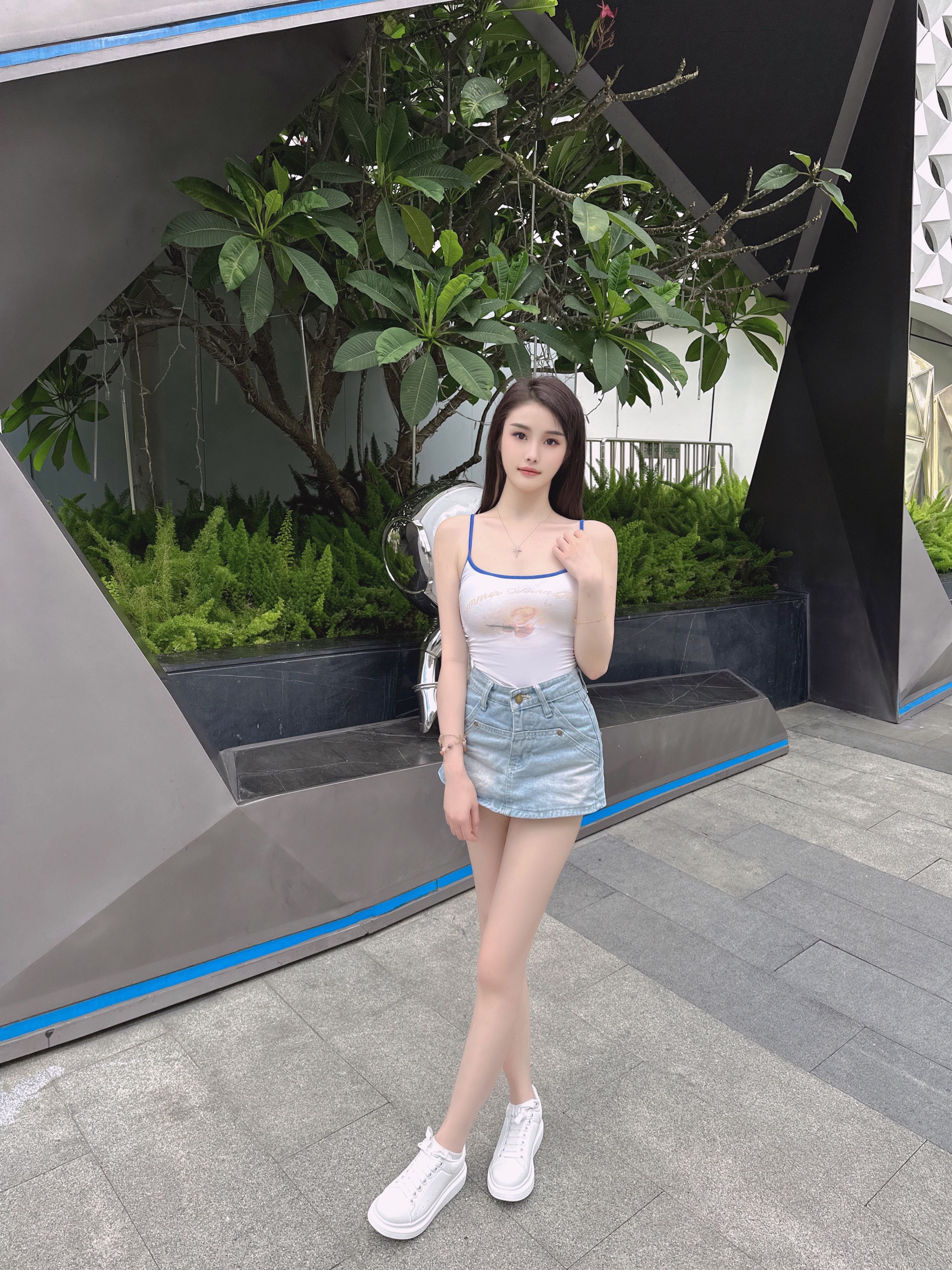 在美甲店工作的小妹