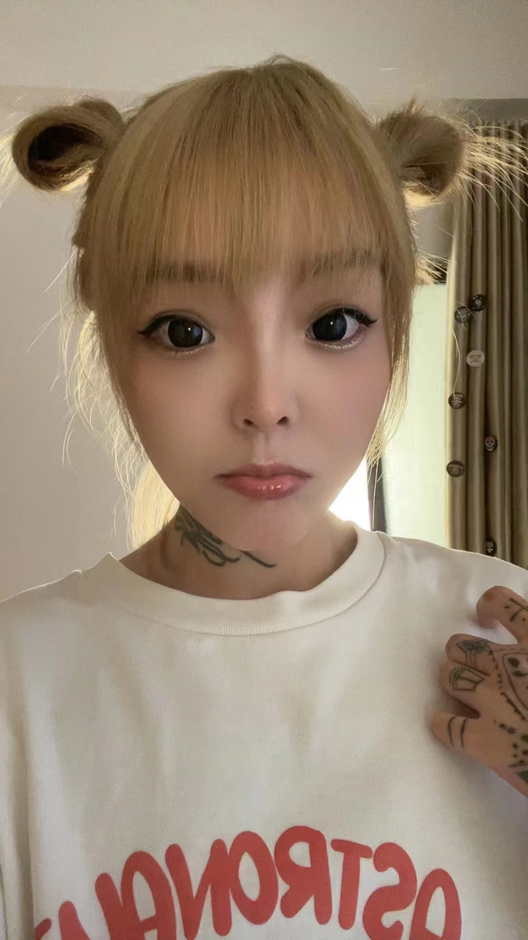 坂田白嫩纹身辣妹