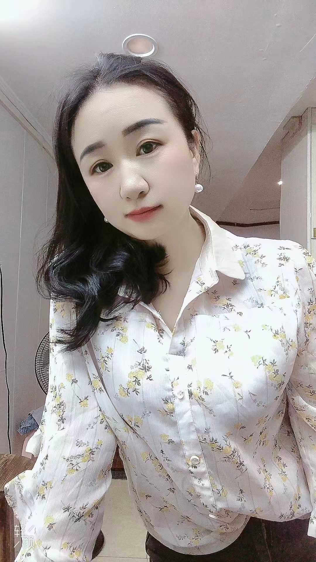 黄边柔媚轻熟女萱萱