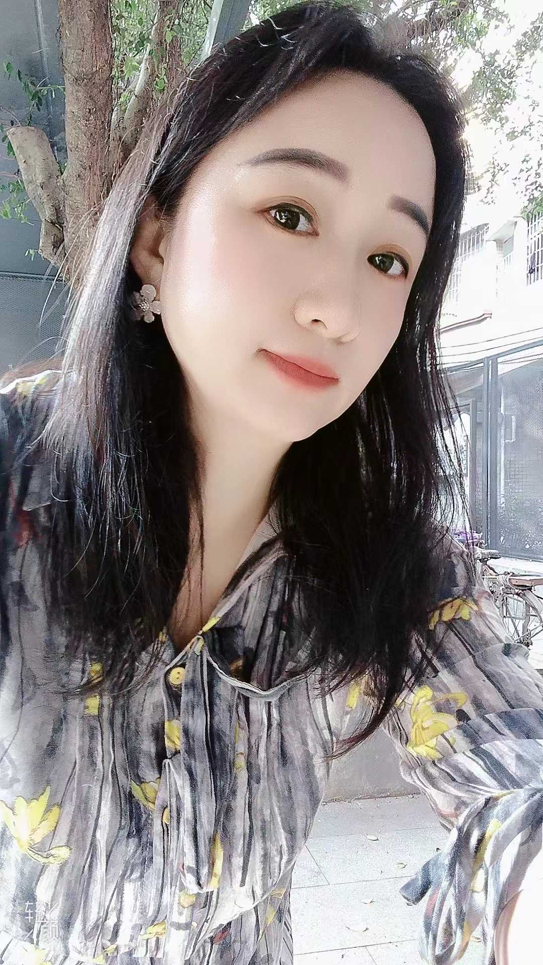 黄边柔媚轻熟女萱萱