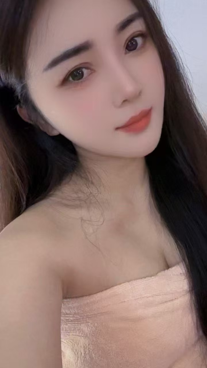 白嫩大奶水磨服务语萱