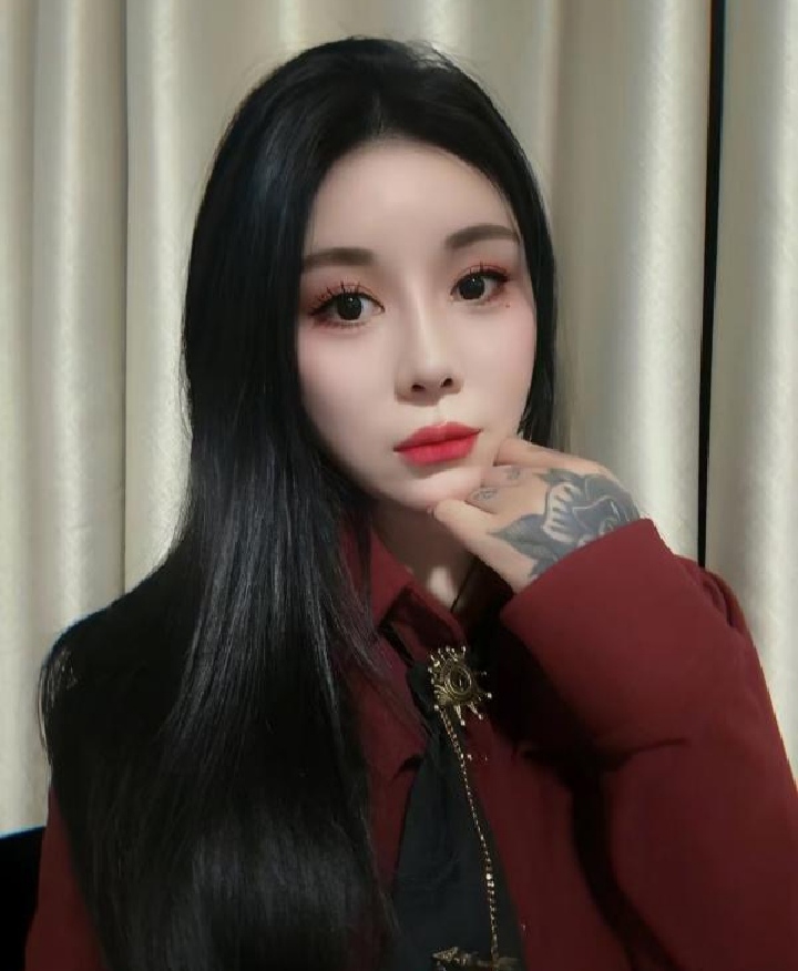 河东大胸纹身辣妹