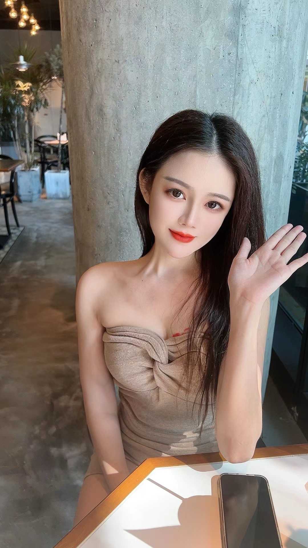 梅花园白嫩撩人小姐姐可乐