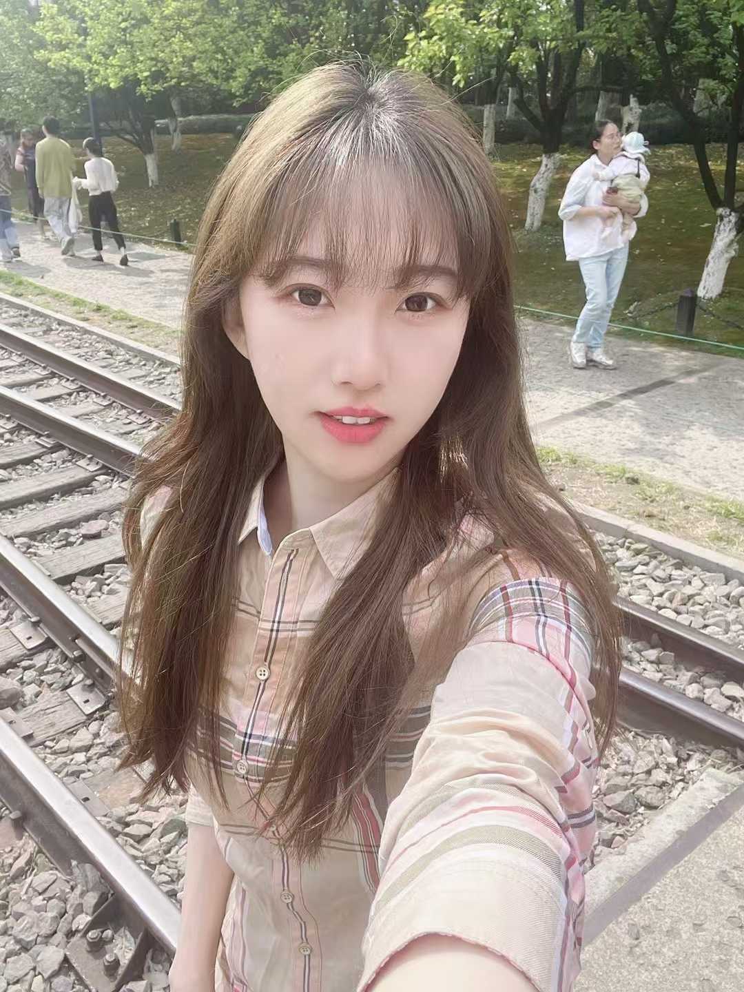 车灯弹性十足，很有魅力