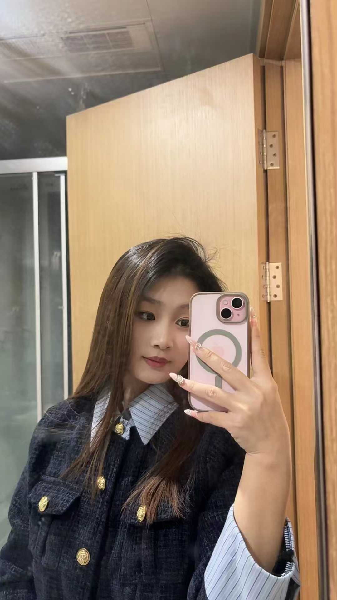 粉嫩妹子不催人，前凸后翘