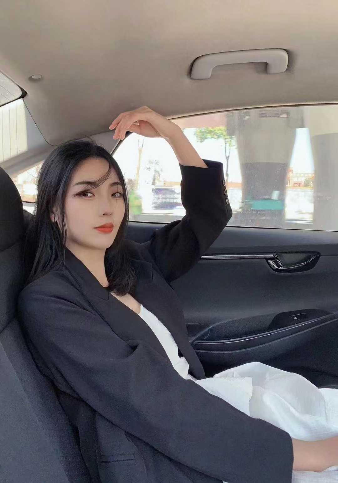 个人开课小甜妹，很爱笑