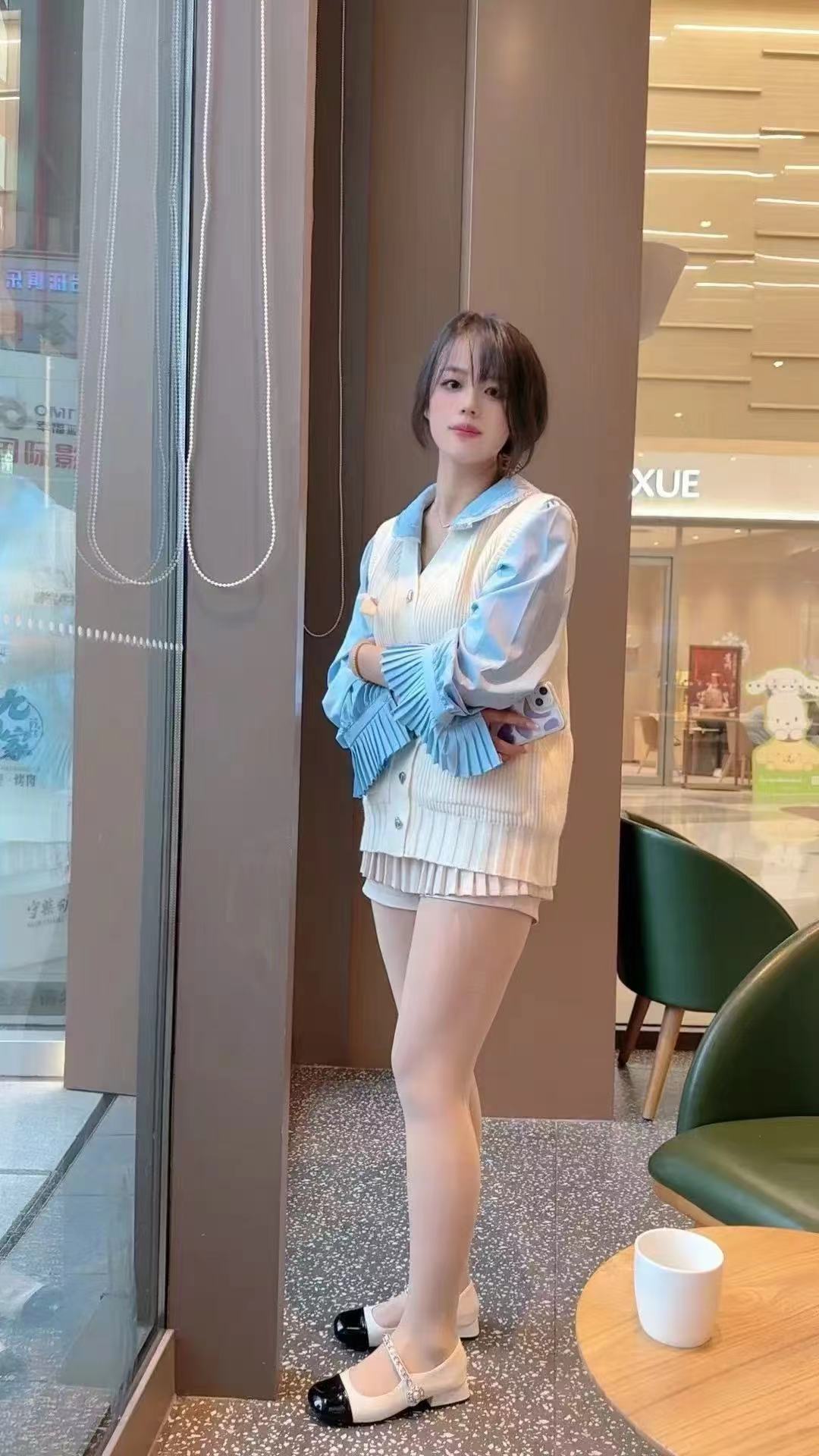 年轻美容师自己做兼职