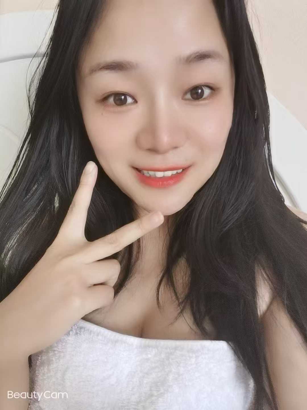 皮肤粉嫩，性价比很高的小美女