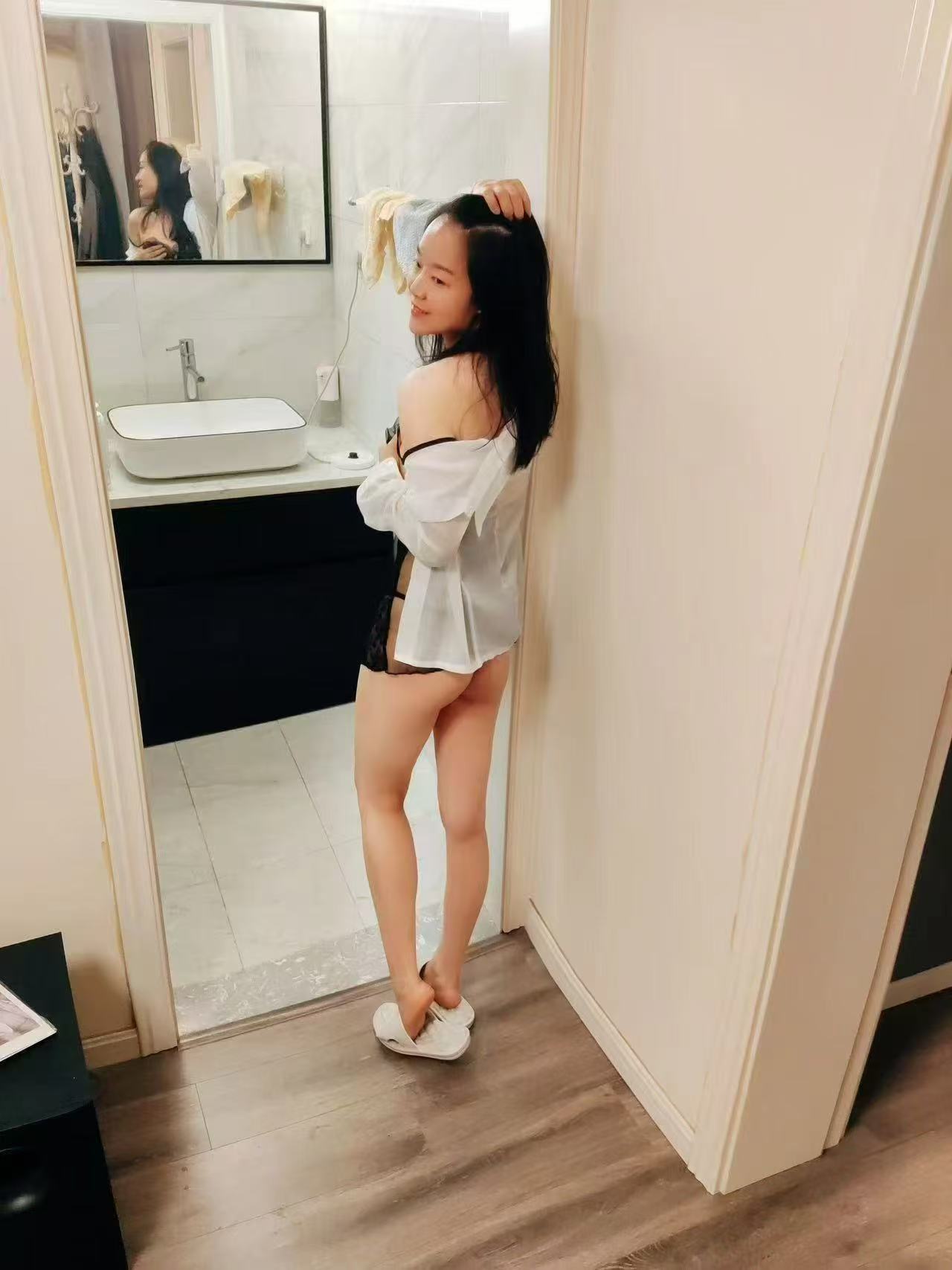 皮肤粉嫩，性价比很高的小美女