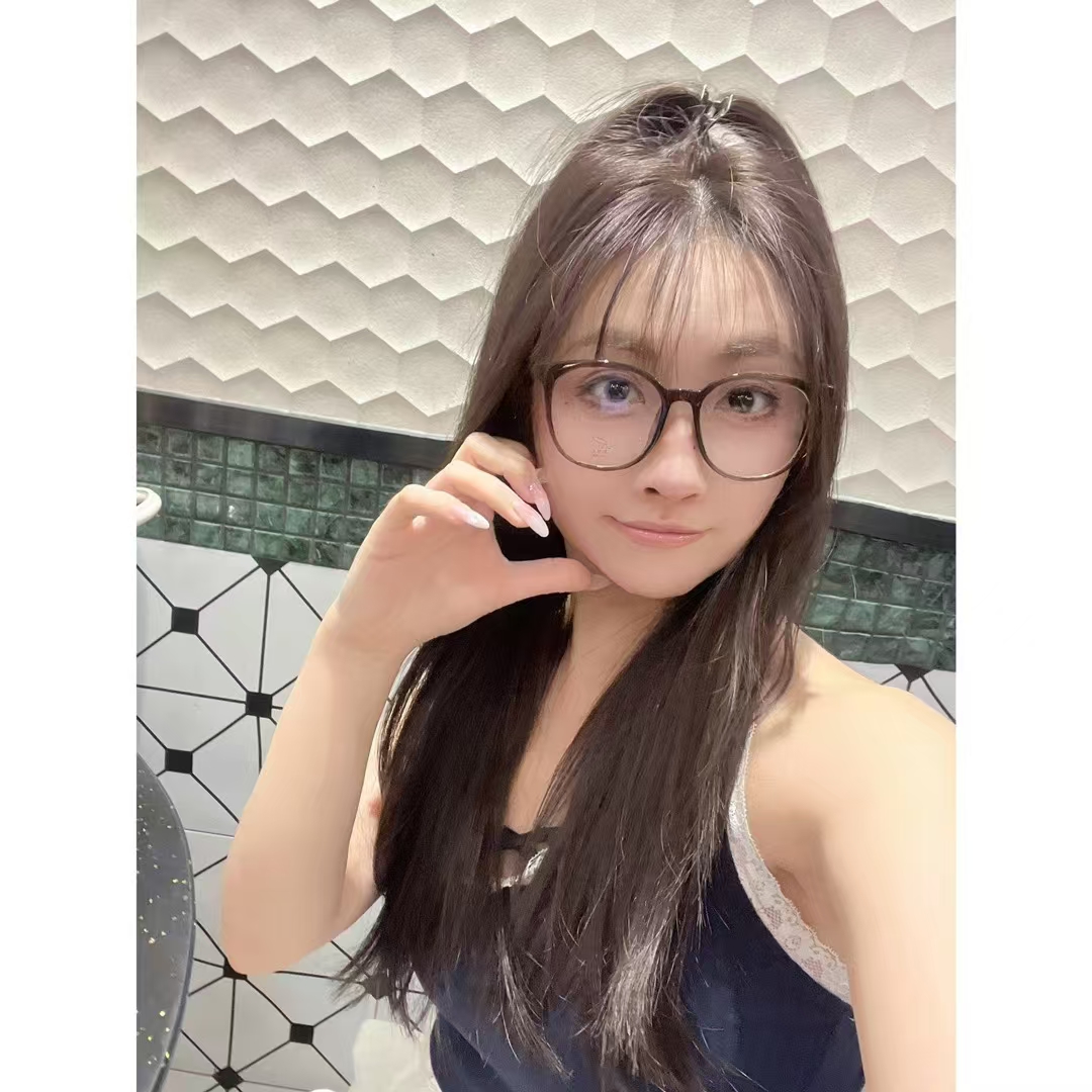 身材火辣软妹子，很纯很天真