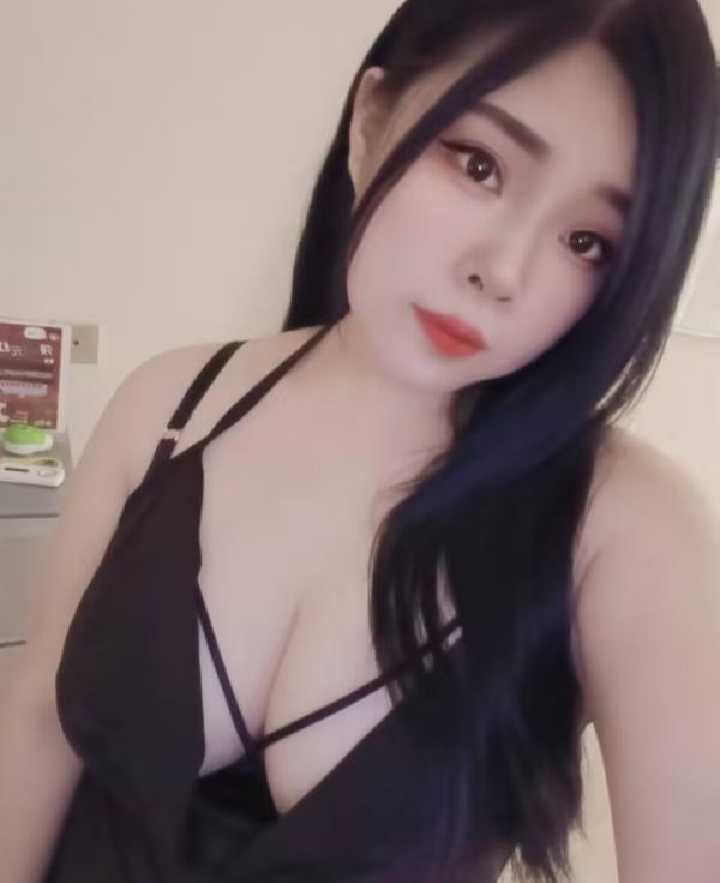 在刷白嫩丰满辣妹琪琪