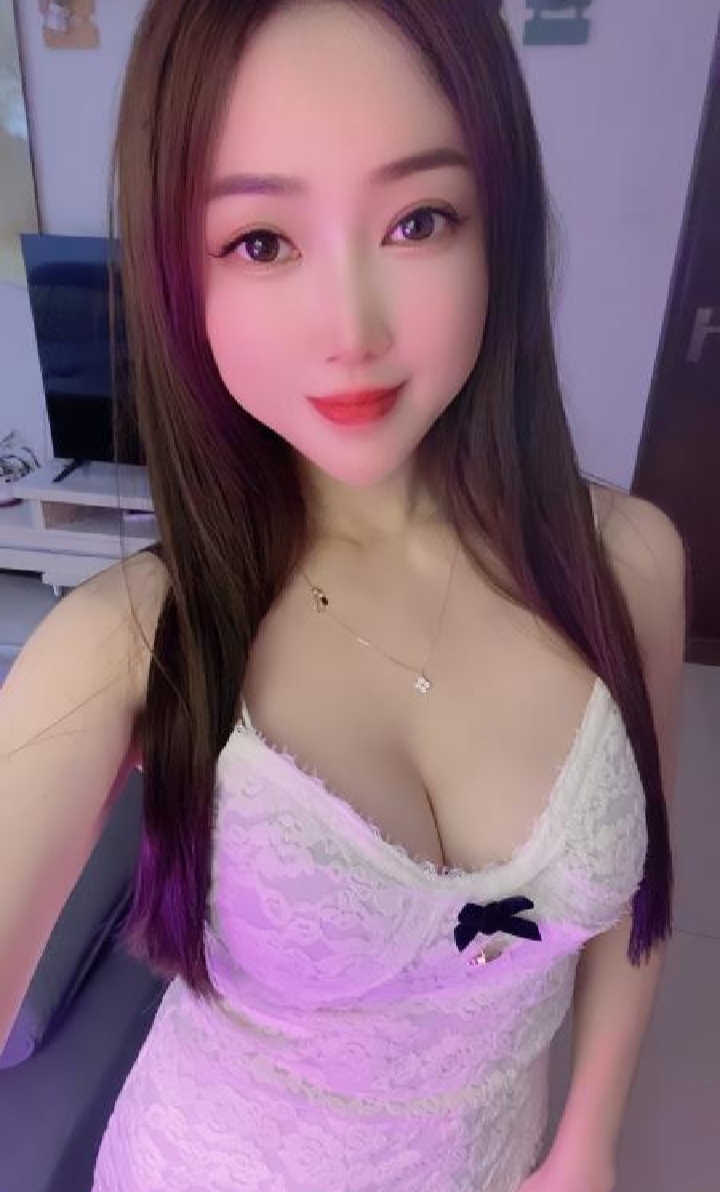 惹火美乳少妇梦妮