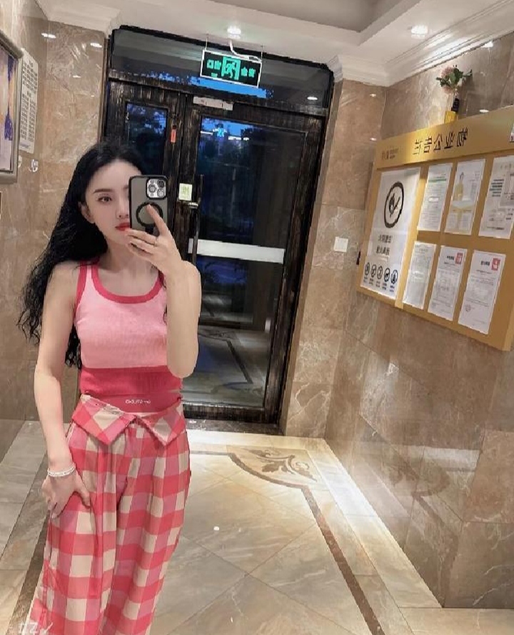 西山美艳撩人小御姐