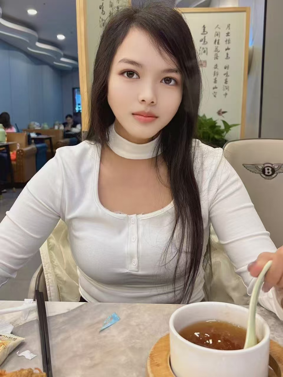 氛围感很好，热情妹子