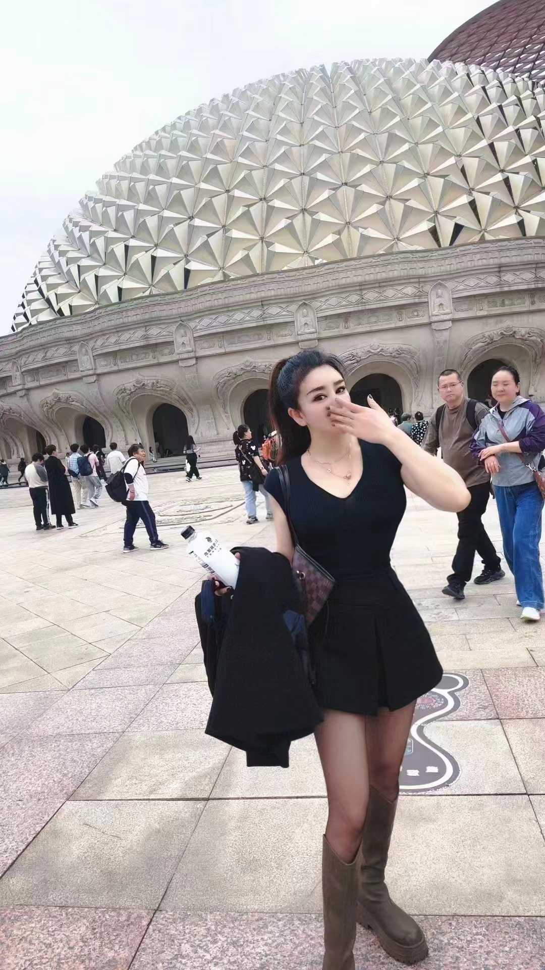 车灯又大又软，让人流连忘返