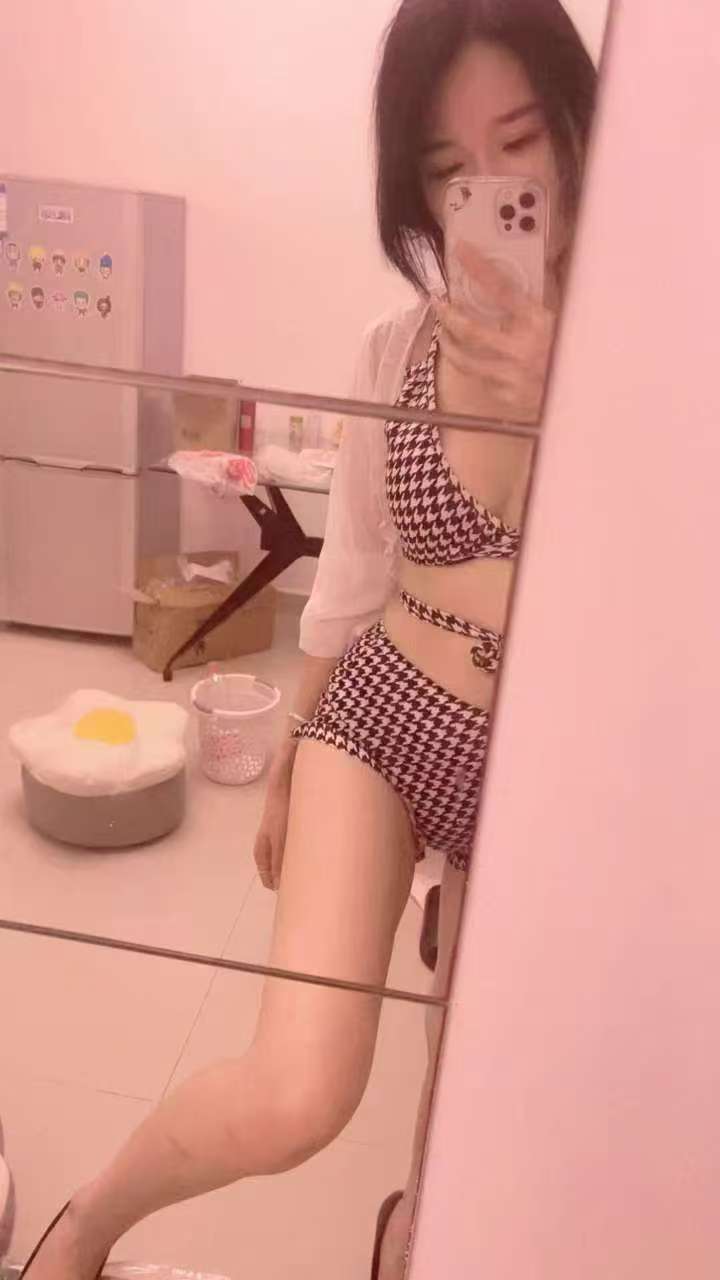 穿着性感，眼神勾人的美女