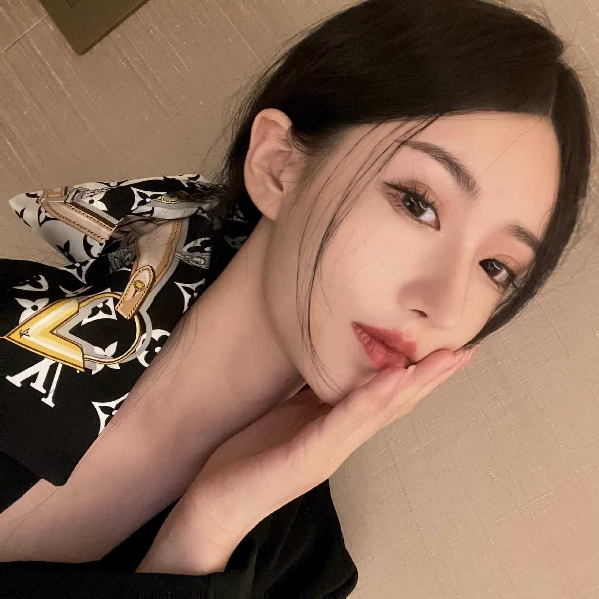 清纯妹子，曲线非常不错