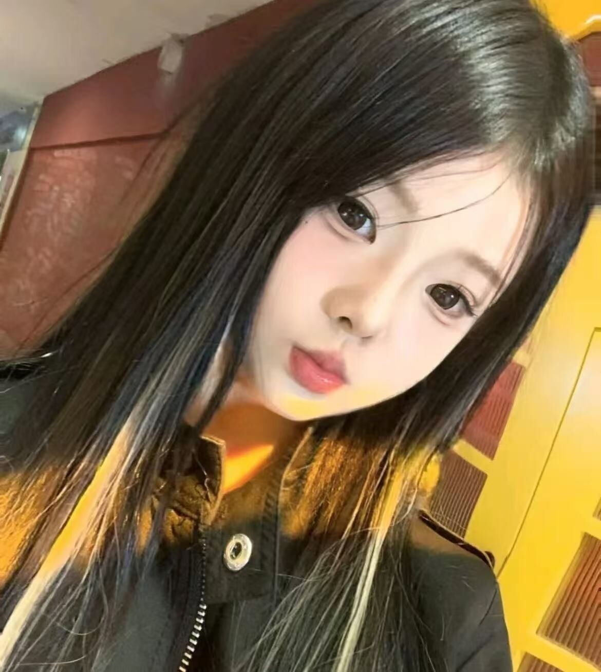 白净，丰满，身材挺棒的妹子