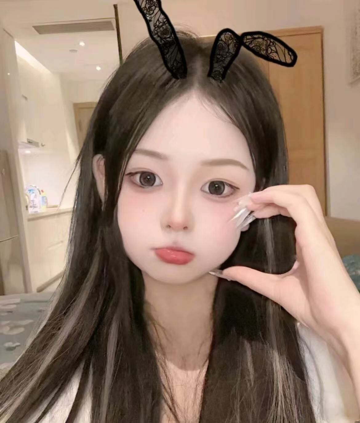 白净，丰满，身材挺棒的妹子