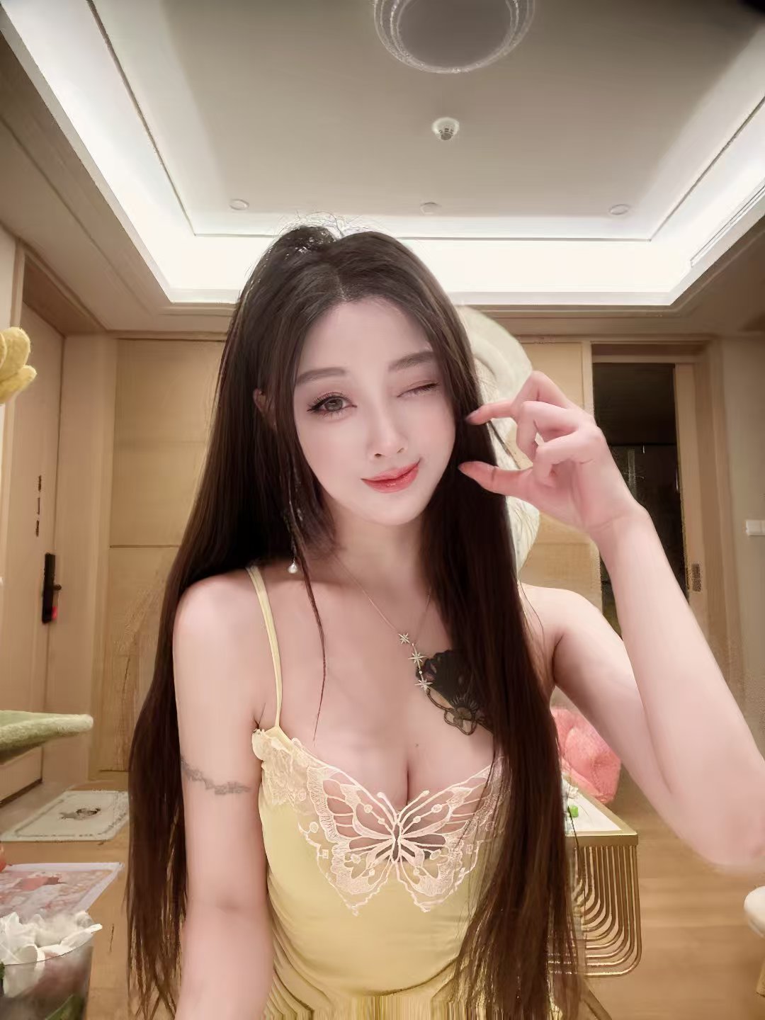 童颜巨乳尤物小鹿