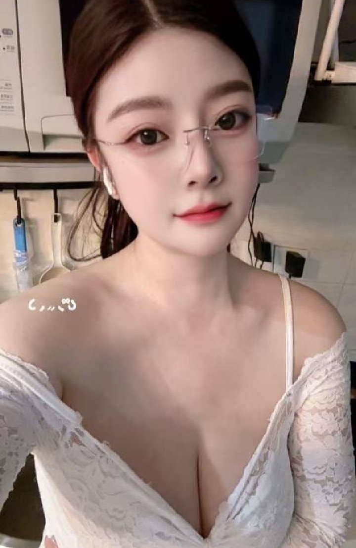江宁爆乳眼镜御姐小小