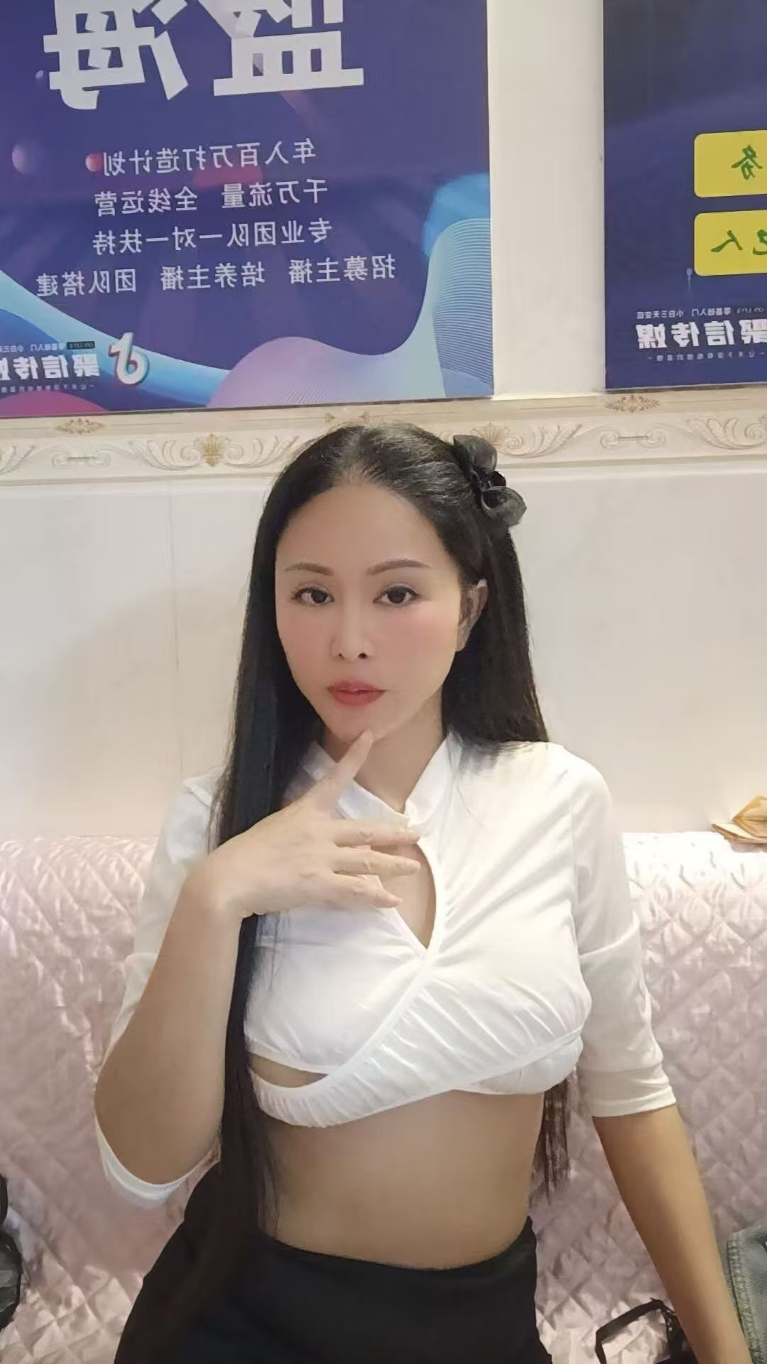 前凸后翘，皮肤摸起来弹性十足