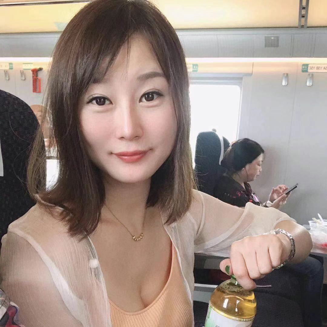 胸圆润的自做美女