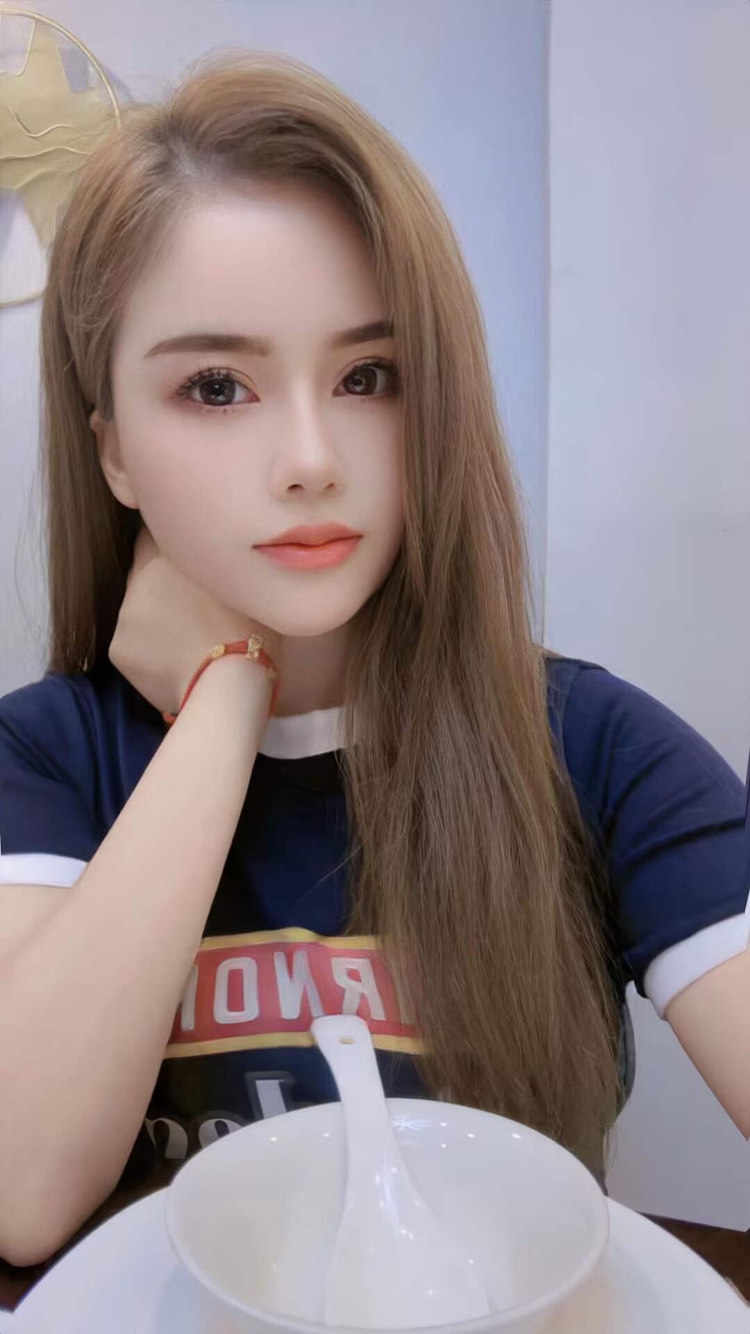 皮肤细腻的妹子，会吹会弹