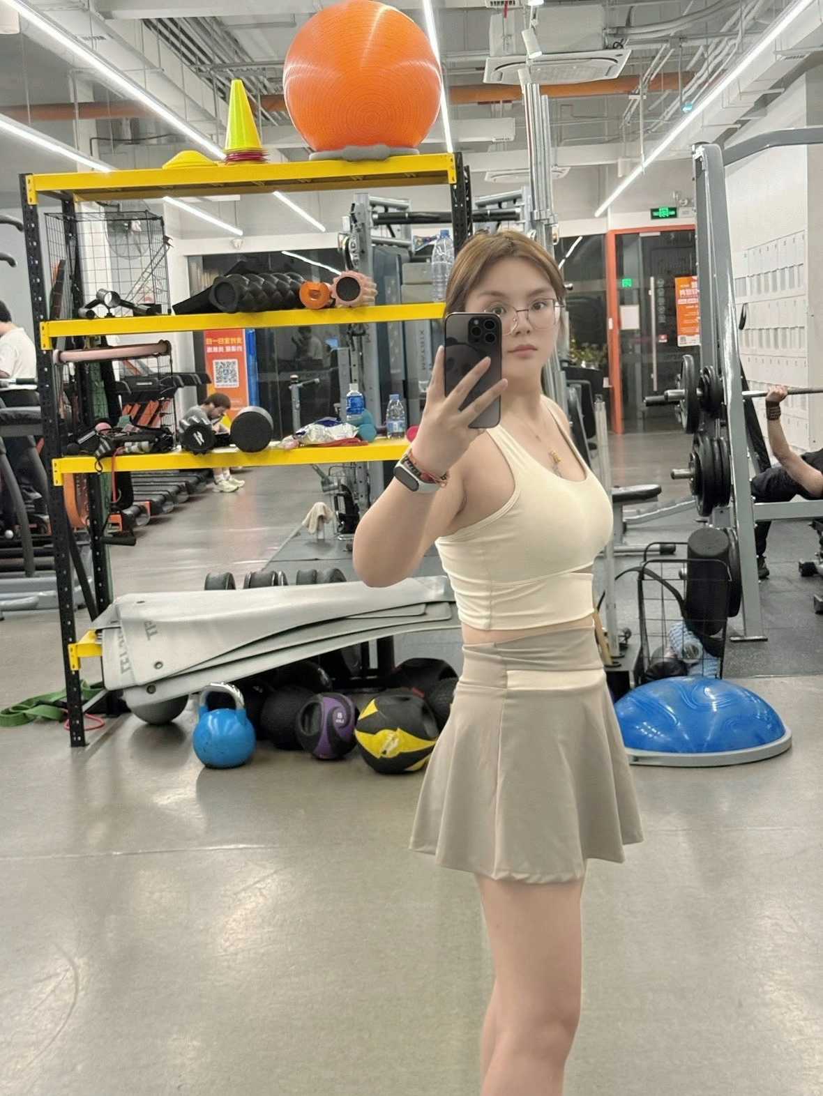 龙岗布吉眼镜妹