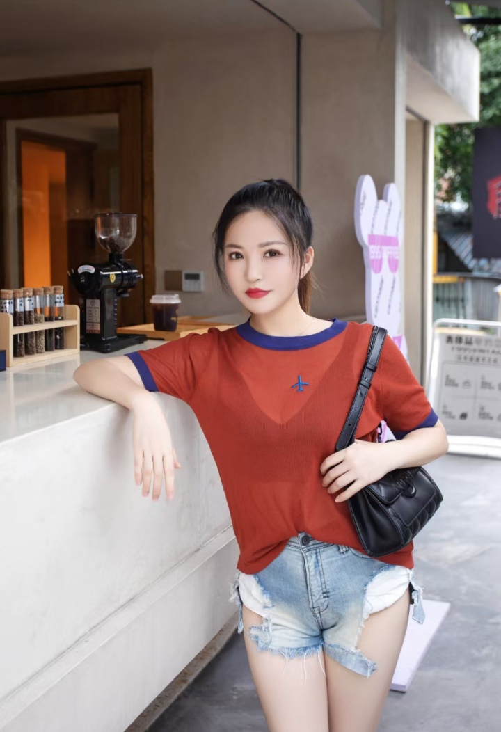 宝山美腿御姐轩轩