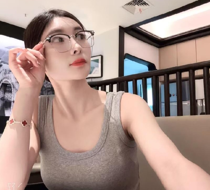 高颜值热辣眼镜妞
