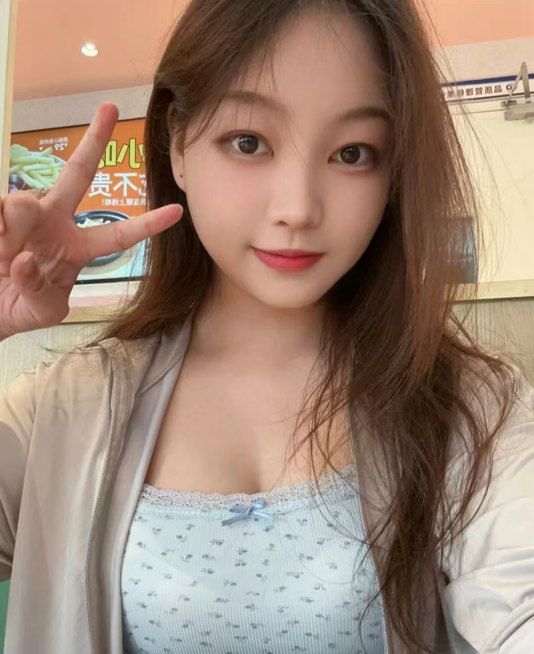 白嫩丰润甜妹元元