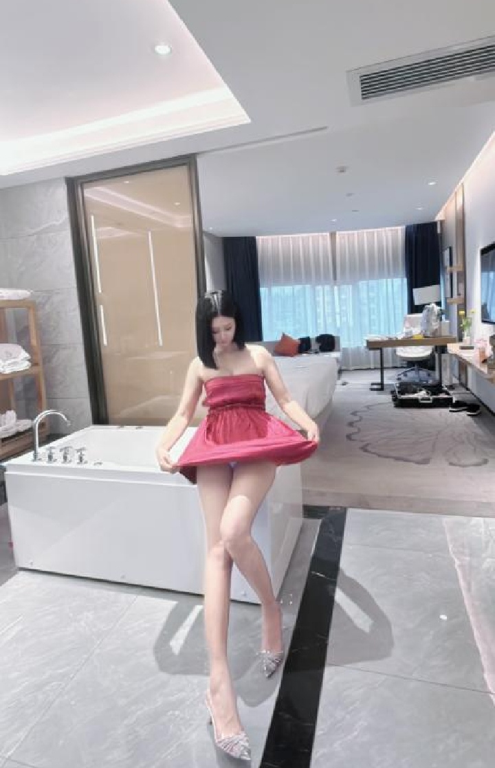 石溪短发辣妹园园