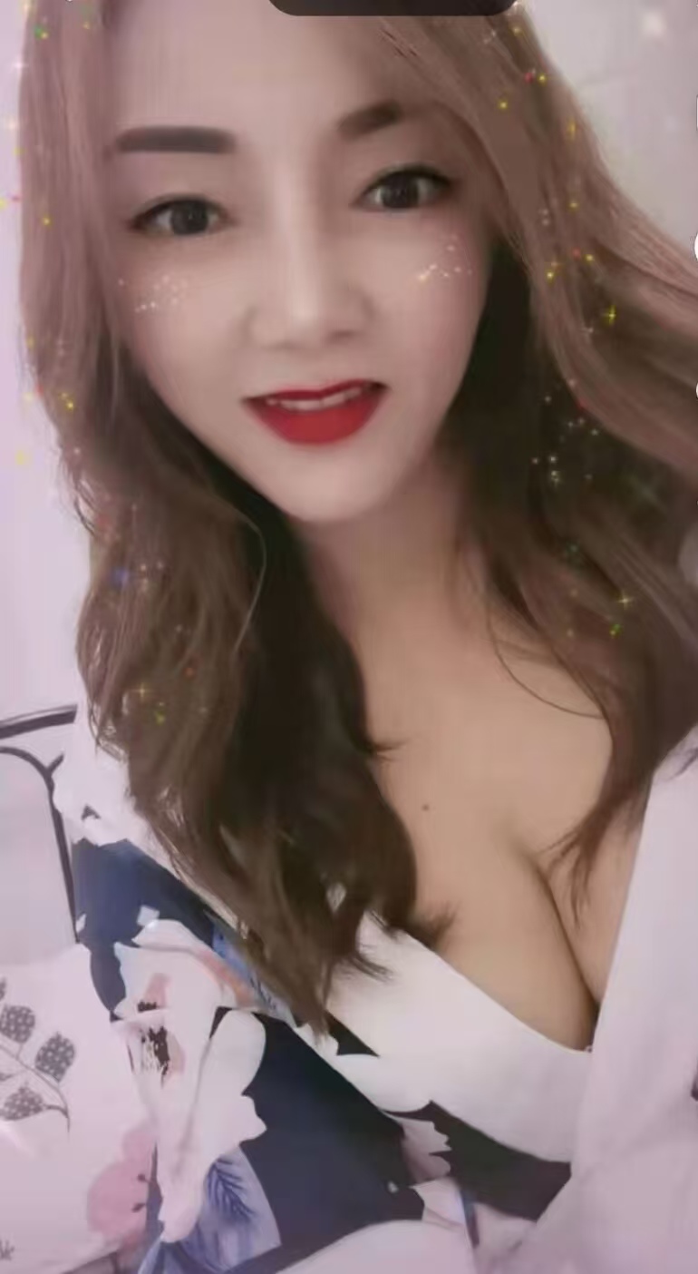 白云性感风情小少妇