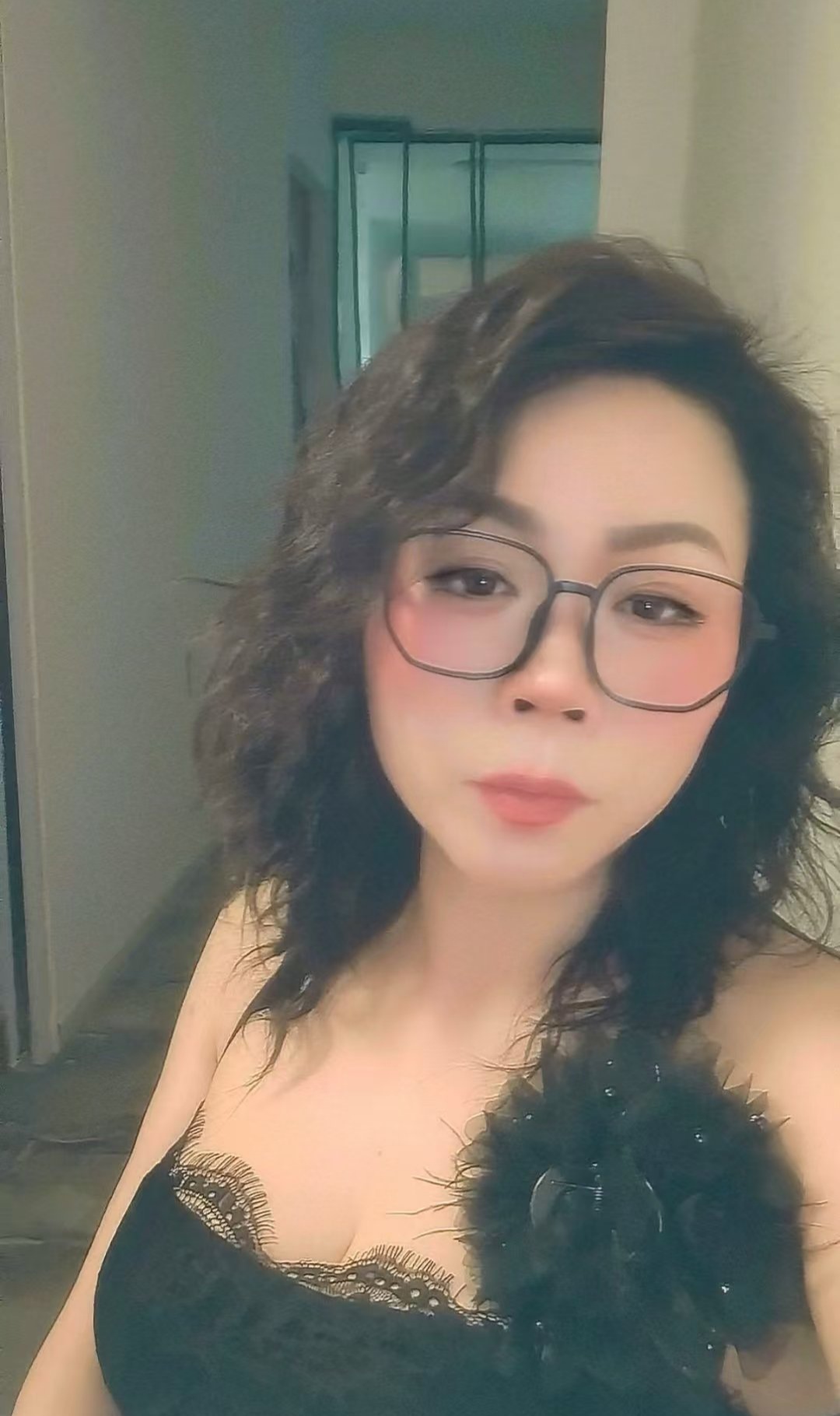 鼓楼肉感眼镜少妇花花