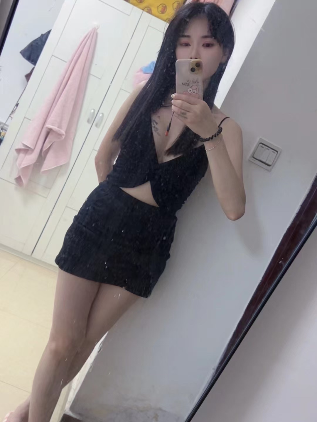 岗顶丰满撩人猪猪妹