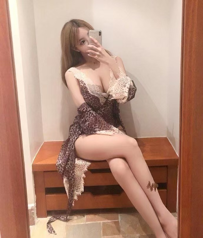 极品白嫩大波辣妹微笑