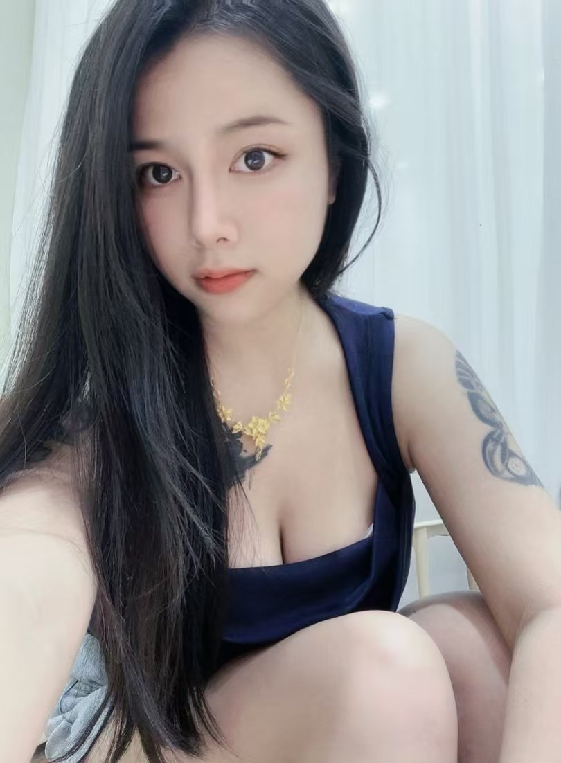 丰满白嫩美妞琳妮