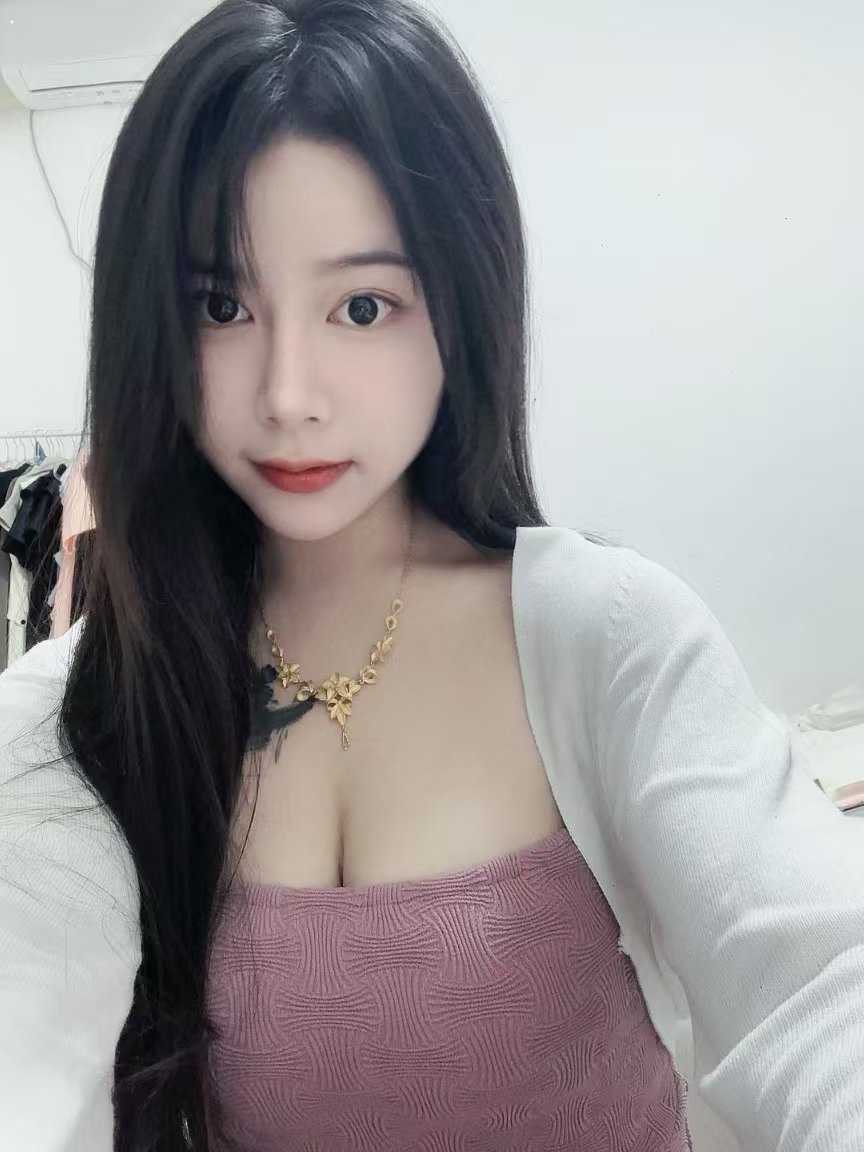 丰满白嫩美妞琳妮