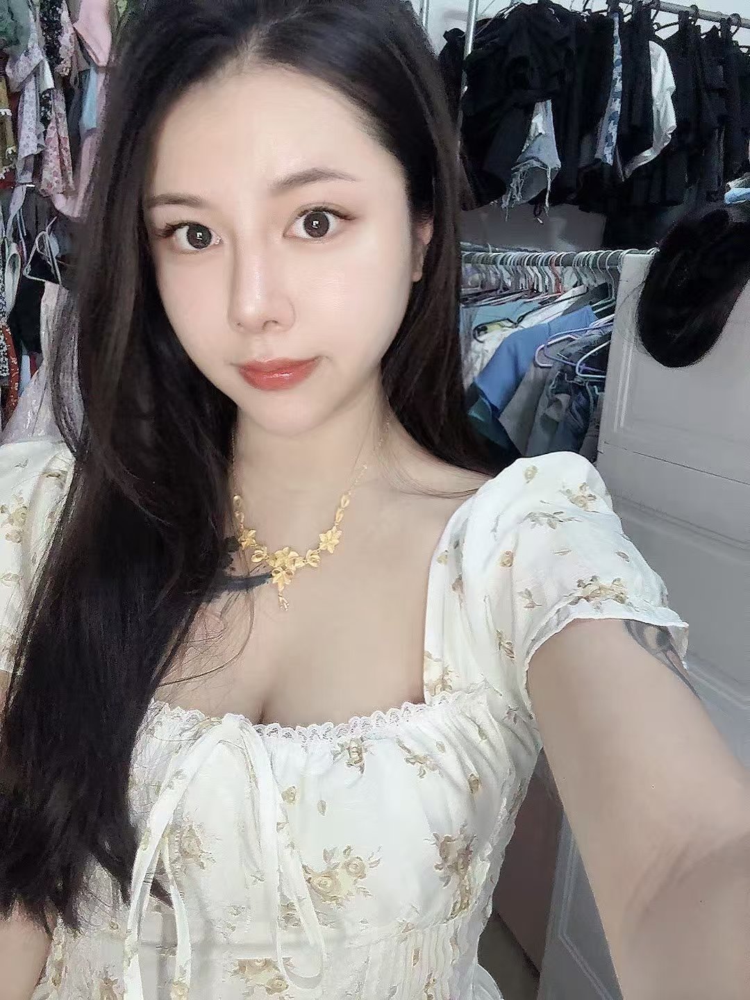 丰满白嫩美妞琳妮